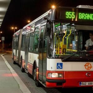 ilustrace noční autobus